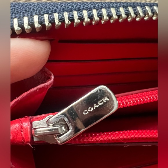 COACH Signature C4452 Long Zipper Wallet. Excellent condition! - Picture 10 of 16